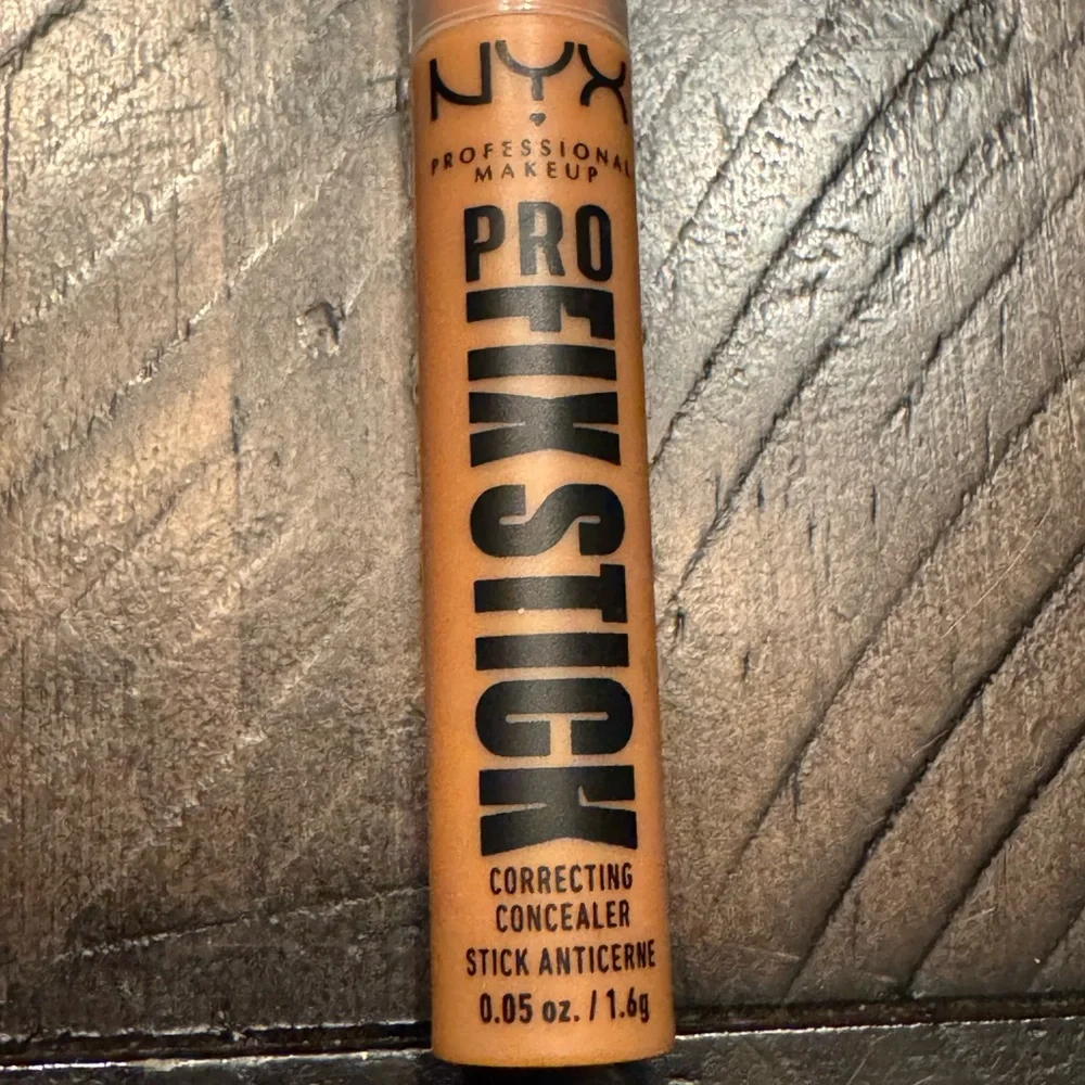 NYX Pro Fix Stick in CCS11 Cinnamon. New, never opened. .05oz
